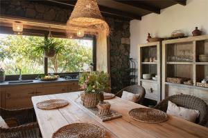 蒂亚斯La Finquita的一间带木桌和椅子的用餐室