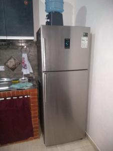 阿鲁雅Pousada Sol de Primavera的厨房里的不锈钢冰箱