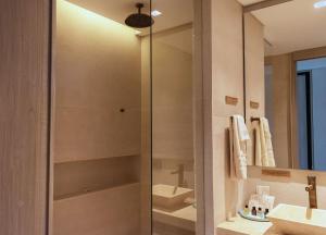 圣安德烈斯Nattivo Collection Hotel的带淋浴的浴室和玻璃门
