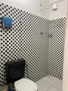 阿拉亚尔达茹达Hostel Aconchego do Arraial的浴室设有黑白墙面