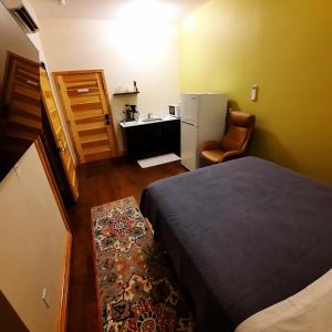 ElkaderGoldfinch Suites的小房间设有床和厨房