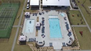 萨凡纳CreekFire RV Resort的网球场上两个游泳池的顶部景色