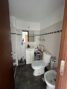 蒙得维的亚Buena vista y locacion的浴室配有白色卫生间和盥洗盆。