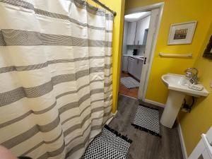 基韦斯特Cottage in Stock Island的浴室配有淋浴帘和盥洗盆。