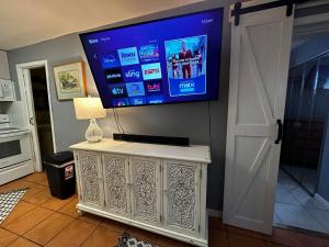 基韦斯特Cottage in Stock Island的客厅的墙上设有平面电视