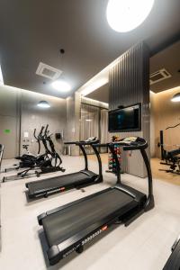 圣保罗Rosemari's Apartments Republica的健身房设有3台跑步机和1台平面电视
