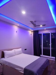 Vasco Da GamaMYKA SD ZANITA HEIGHTS的一间卧室配有一张蓝色灯床