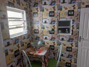 圣保罗Agradavel casa familiar proxima Expo SP e metro Jabaquara的小房间,配有桌子和磁铁覆盖的墙壁