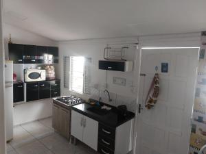 圣保罗Agradavel casa familiar proxima Expo SP e metro Jabaquara的厨房配有炉灶和白色冰箱。