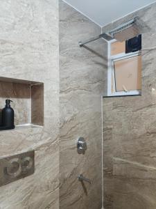 Vasco Da GamaMYKA SD ZANITA HEIGHTS的带淋浴的浴室和玻璃门