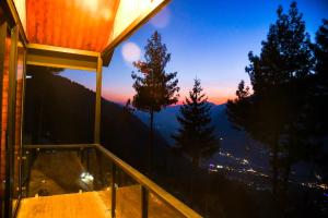 马拉里Montane Chalet , Sethan的客房设有山景阳台。