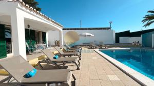 阿尔布费拉Villa Bea by Sunny Deluxe的游泳池旁带躺椅的游泳池