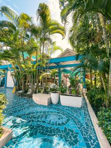 圣安德烈斯可可普拉姆海滩酒店的棕榈树度假村的游泳池