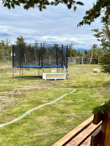 托尔胡因Cabañas La Querencia Tolhuin的公园里一个大型蹦床,有栅栏