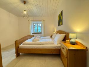 科尔塔恰Ferienwohnungen Palma的一间卧室配有一张床、一张桌子和一个窗户。