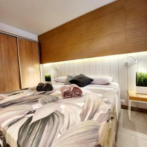 圣巴托洛梅Luxury Apartment Playa del Inglés的一间卧室配有两张带毛巾的床