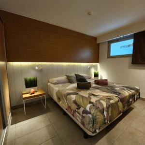 圣巴托洛梅Luxury Apartment Playa del Inglés的一间卧室配有一张大床和电视