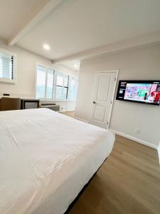 旧金山弗朗西斯科湾旅馆的一间卧室配有一张大床和一台平面电视