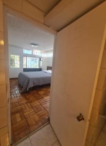 圣地亚哥Las condes, Amplia habitación con baño privado的卧室配有一张床
