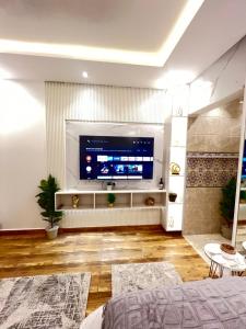 利雅德Riyadh season studio的客厅配有大屏幕平面电视