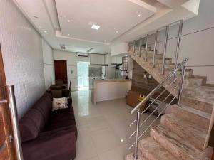 塞古罗港Apartamento Porto Villa dos Diamantes 22的带沙发和楼梯的客厅