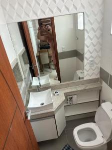 塞古罗港Apartamento Porto Villa dos Diamantes 22的一个人拍着带镜子的浴室的照片