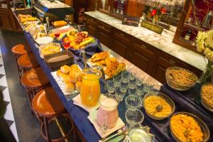布宜诺斯艾利斯探戈古董精品酒店的餐桌上的自助食品和饮料