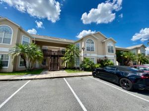 基西米Grand Holiday 3BR Resort Apartment near Disney Parks的停在房子前面的一辆黑色汽车