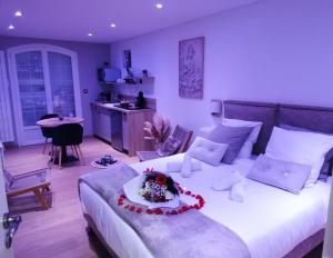 Béthisy-Saint-PierreAux Charmes de la Vallée的一间卧室配有一张大床,床上插着花朵