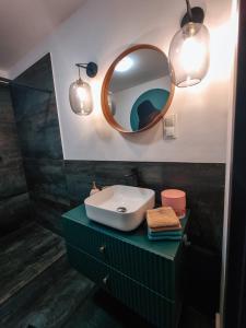 格鲁德柴兹TOTie的一间带水槽和镜子的浴室