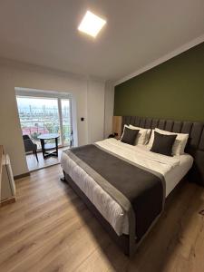 伊斯坦布尔畔迪克海洋酒店的一间卧室设有一张大床和一个大窗户