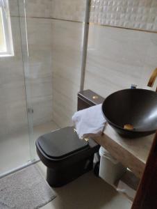 佩洛塔斯Apartamento 2 quartos的一间带黑色水槽和卫生间的浴室