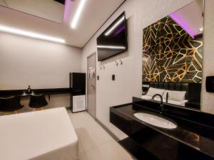 圣保罗Único Motel Faria Lima的一间带水槽和镜子的浴室