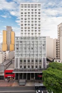 圣保罗DELPLAZA Excelsior São Paulo - By Monreale的城市中心高大的白色建筑