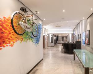圣保罗DELPLAZA Excelsior São Paulo - By Monreale的挂在走廊墙上的自行车