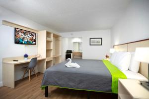 Weekly Inn的酒店客房设有一张大床和一张书桌。