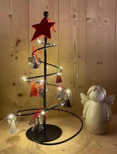 奥西耶尔La Grange de Soulalex的一张桌子上灯的小圣诞树