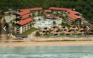 嘎林海斯港Marulhos Suites Resort的海滩上的度假村的空中景致