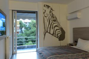 瓦尔基扎Fospitality Greece的卧室的墙上设有斑马头