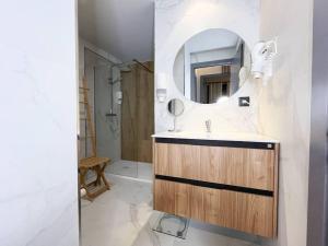 卡尼略Luxe&Modern In Canillo, 1 Min Walk To Slopes的一间带水槽和镜子的浴室