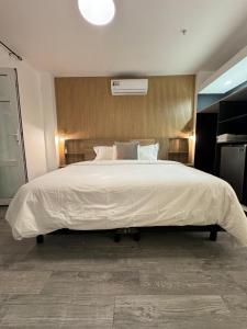 巴拿马城HOTEL BALUARTE BOUTIQUE PANAMA的卧室配有一张白色大床