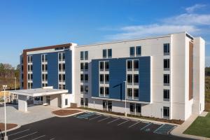 费耶特维尔SpringHill Suites by Marriott Fayetteville I-95的蓝色的白色大建筑