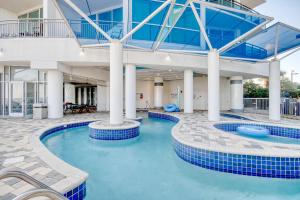 默特尔比奇Huge Ocean Front Condo, Amazing Views的蓝色建筑中的游泳池
