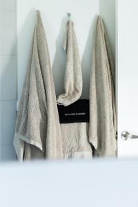 Wondoan40 On North.的浴室内挂在架子上的毛巾