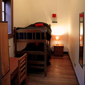 圣地亚哥Hostal Irreal的一间卧室配有两张双层床。