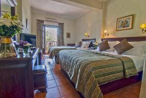 卡兰巴卡杜普尼豪斯酒店的酒店客房设有两张床和电视。
