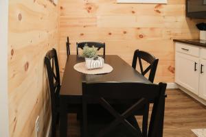 MilroyHartman Center Campground的一间用餐室,配有黑色的桌子和椅子