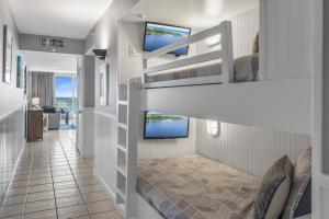 德斯坦Pelican Beach Resort by Tufan的一间卧室配有双层床和三扇窗户
