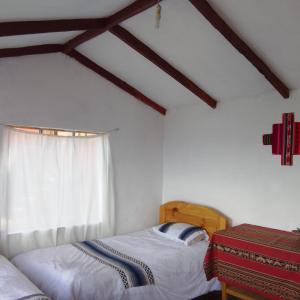 Comunidad YumaniINTI WASI LODGE的一间卧室设有一张床和一个窗口