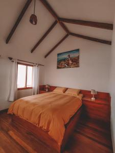 Isla de SolEcolodge Santo Campo的一间卧室,卧室内配有一张大床